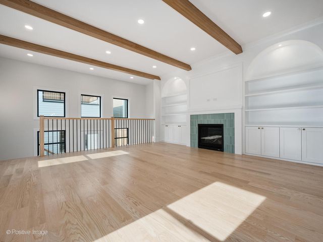1303 W Barry Avenue, Chicago, IL 60657