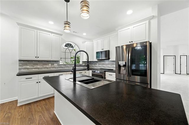 910 Drivers LN, Newport News, VA 23602