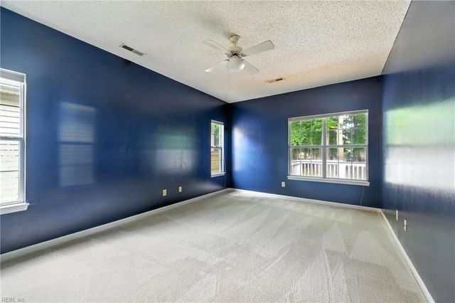 910 Drivers LN, Newport News, VA 23602