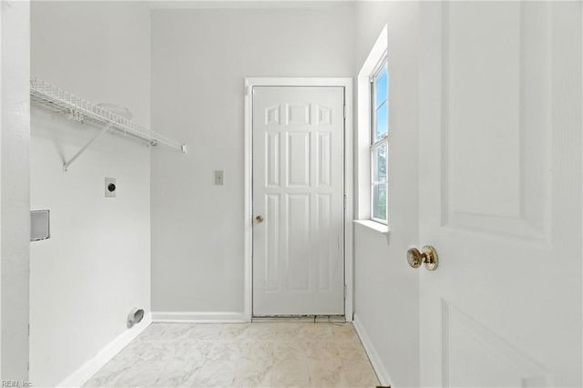 910 Drivers LN, Newport News, VA 23602