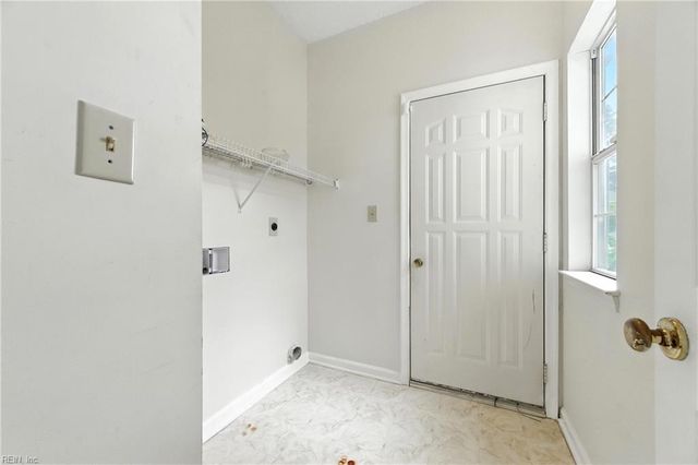910 Drivers LN, Newport News, VA 23602