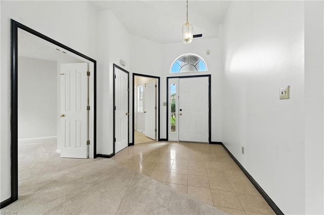 910 Drivers LN, Newport News, VA 23602