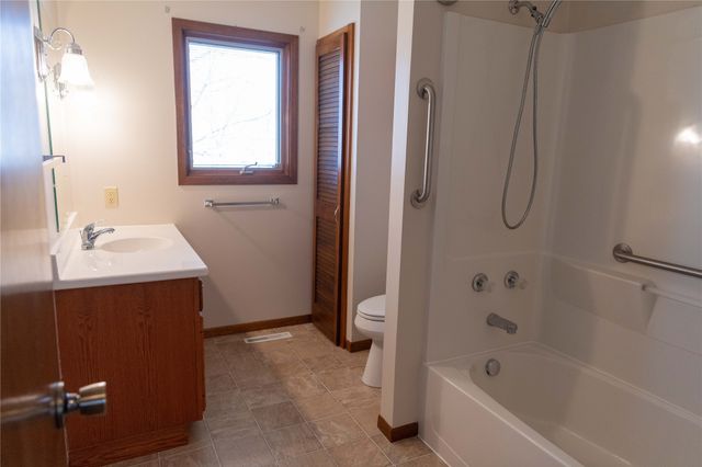 201 E 15th Street, Pella, IA 50219