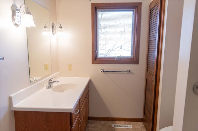 201 E 15th Street, Pella, IA 50219