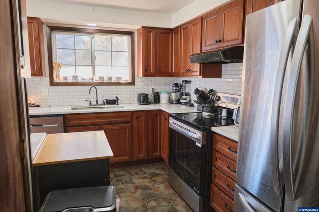 180 W Virginia St, Stayton, OR 97383