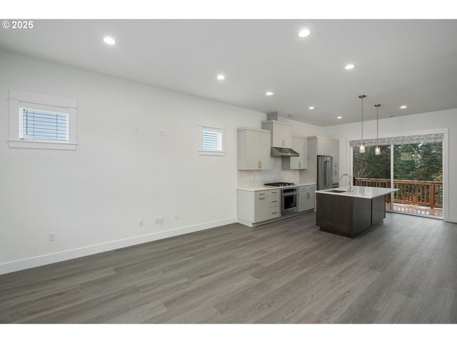 16005 Nw HOLMAN Way, Portland, OR 97229