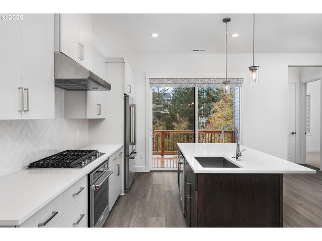 16005 Nw HOLMAN Way, Portland, OR 97229