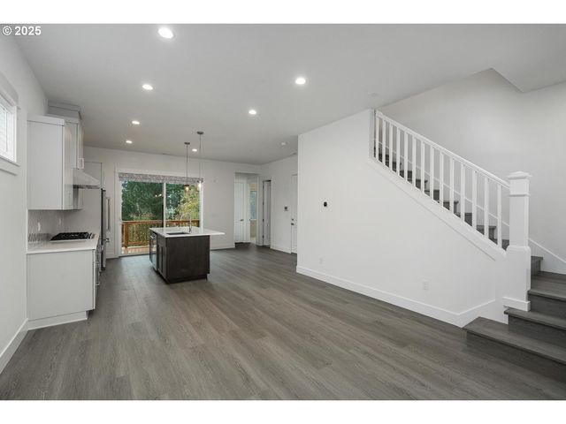 16005 Nw HOLMAN Way, Portland, OR 97229