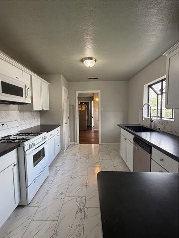 7459 Mohawk Avenue, Fort Worth, TX 76116