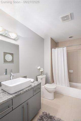 6535 Pond Drive, Washington Township, MI 48094