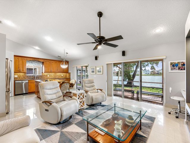 1011 NW 193rd Ave, Pembroke Pines, FL 33029