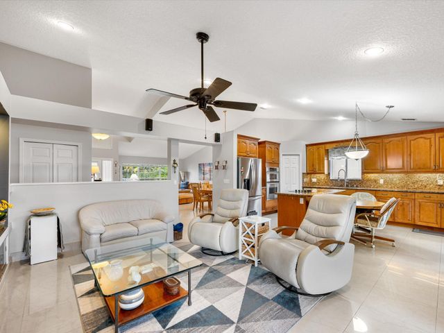 1011 NW 193rd Ave, Pembroke Pines, FL 33029