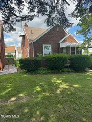 1602 Glenross Boulevard, Oregon, OH 43616