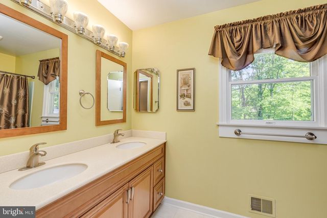 4 HEATHERWOOD CT, Medford, NJ 08055