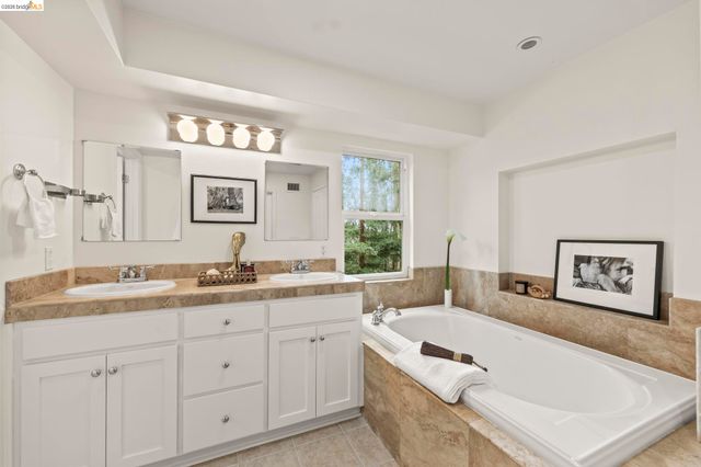 2 Cortez Ct, Oakland, CA 94611