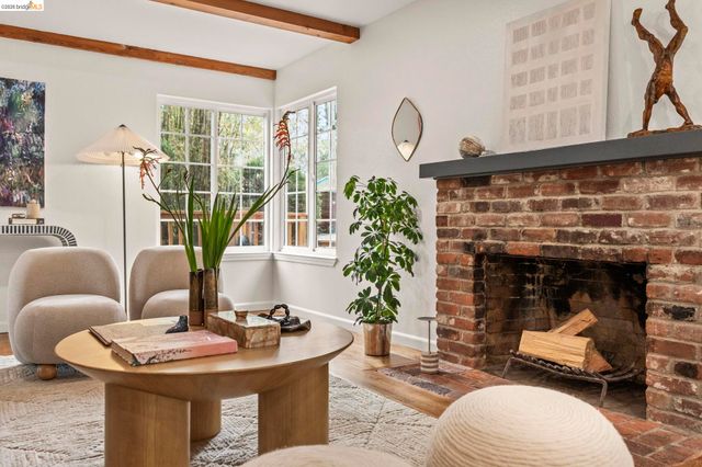 2 Cortez Ct, Oakland, CA 94611