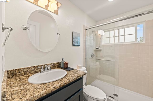 2 Cortez Ct, Oakland, CA 94611