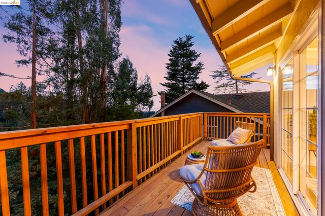 2 Cortez Ct, Oakland, CA 94611