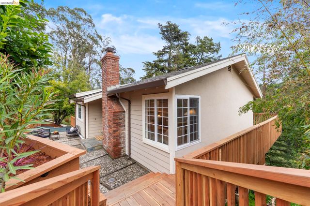 2 Cortez Ct, Oakland, CA 94611