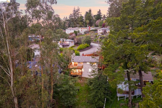 2 Cortez Ct, Oakland, CA 94611