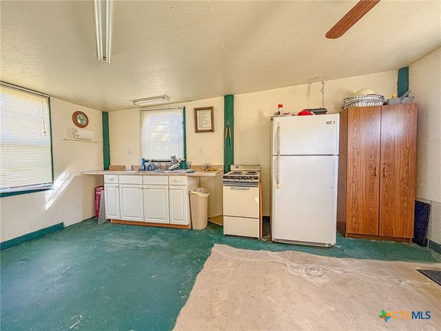 1873 County Road 136a, Hallettsville, TX 77964