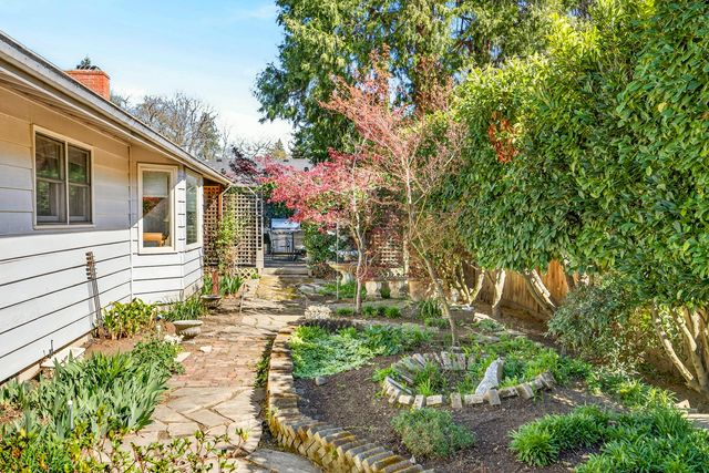 2418 Acorn Way, Medford, OR 97504