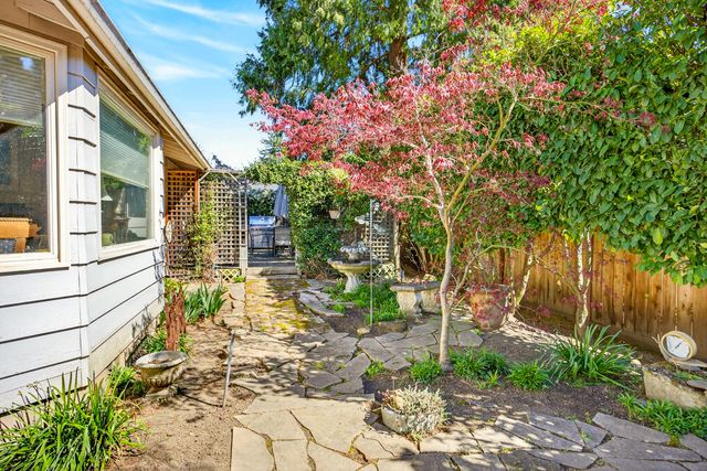 2418 Acorn Way, Medford, OR 97504