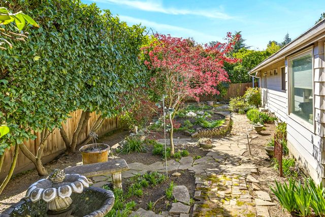 2418 Acorn Way, Medford, OR 97504