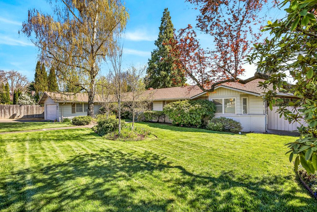 2418 Acorn Way, Medford, OR 97504