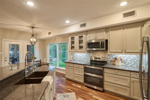 9151 Lakeside Circle, Montgomery, TX 77316