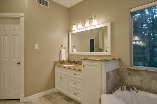 9151 Lakeside Circle, Montgomery, TX 77316