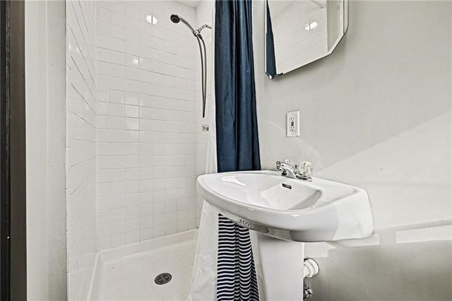 6017 N Howard Avenue, Gladstone, MO 64118