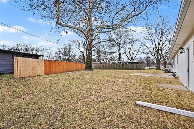 6017 N Howard Avenue, Gladstone, MO 64118