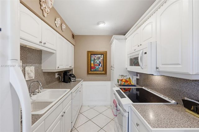 636 NE 17th Ter, Fort Lauderdale, FL 33304