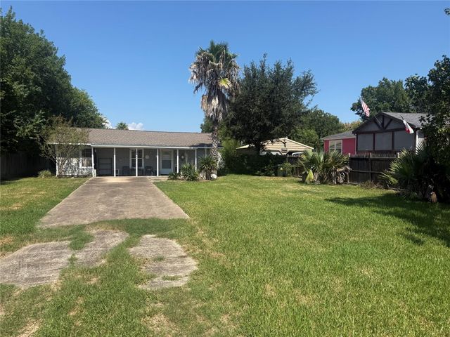 2446 Rue De Lafitte Drive, Dickinson, TX 77539