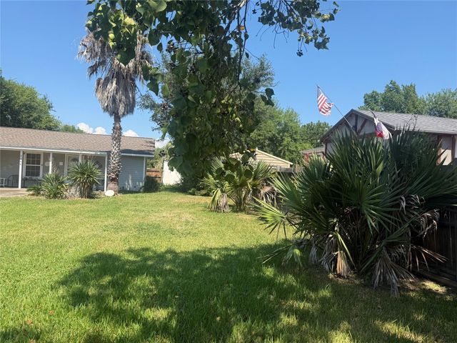 2446 Rue De Lafitte Drive, Dickinson, TX 77539