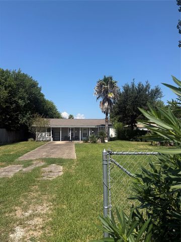 2446 Rue De Lafitte Drive, Dickinson, TX 77539