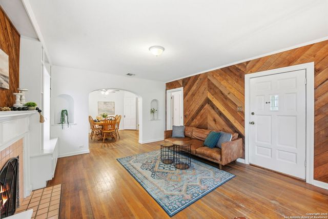 2031 W Summit, San Antonio, TX 78201