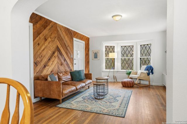 2031 W Summit, San Antonio, TX 78201