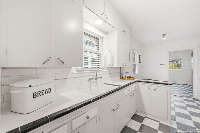 2031 W Summit, San Antonio, TX 78201