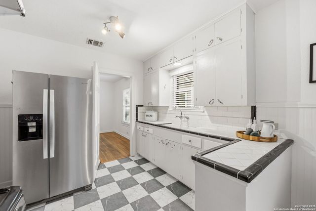 2031 W Summit, San Antonio, TX 78201