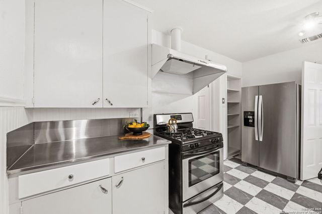 2031 W Summit, San Antonio, TX 78201