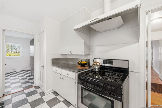 2031 W Summit, San Antonio, TX 78201