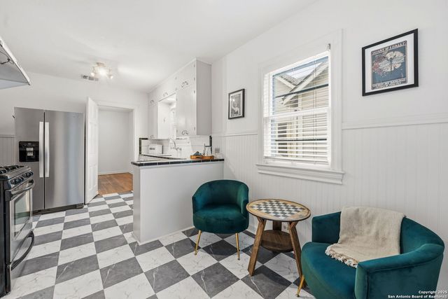 2031 W Summit, San Antonio, TX 78201