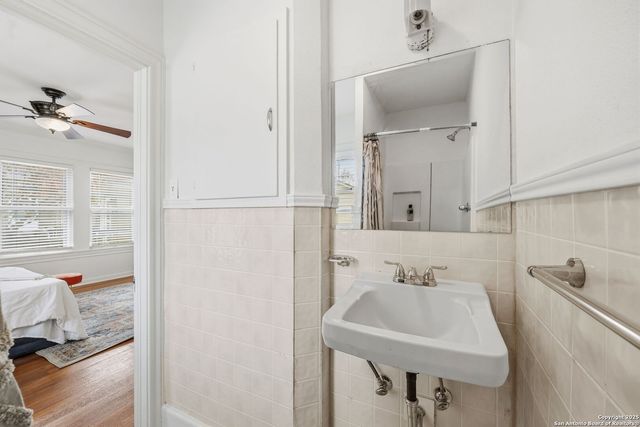 2031 W Summit, San Antonio, TX 78201