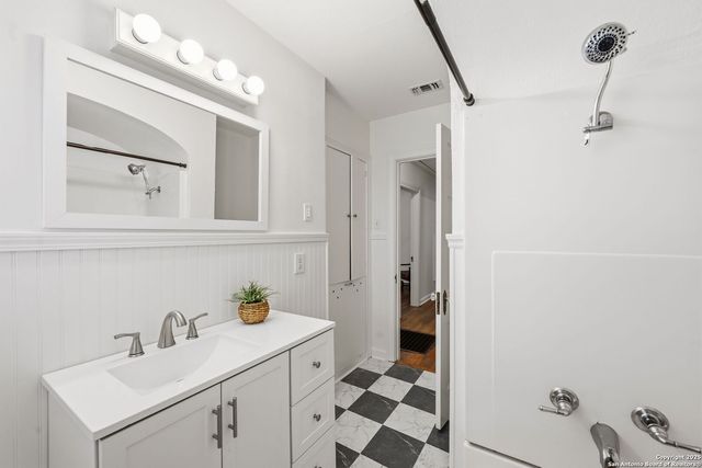 2031 W Summit, San Antonio, TX 78201