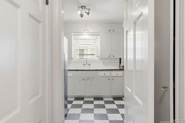 2031 W Summit, San Antonio, TX 78201