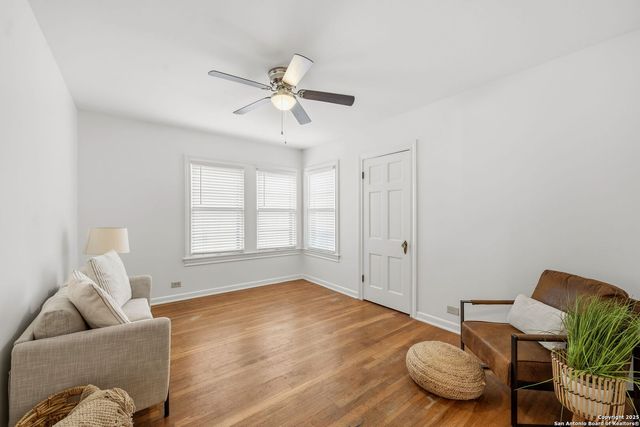 2031 W Summit, San Antonio, TX 78201