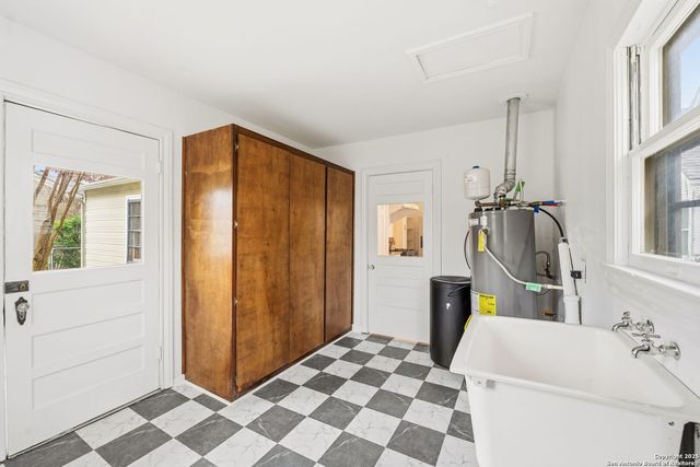 2031 W Summit, San Antonio, TX 78201