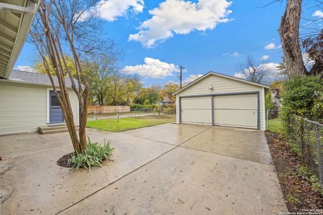 2031 W Summit, San Antonio, TX 78201